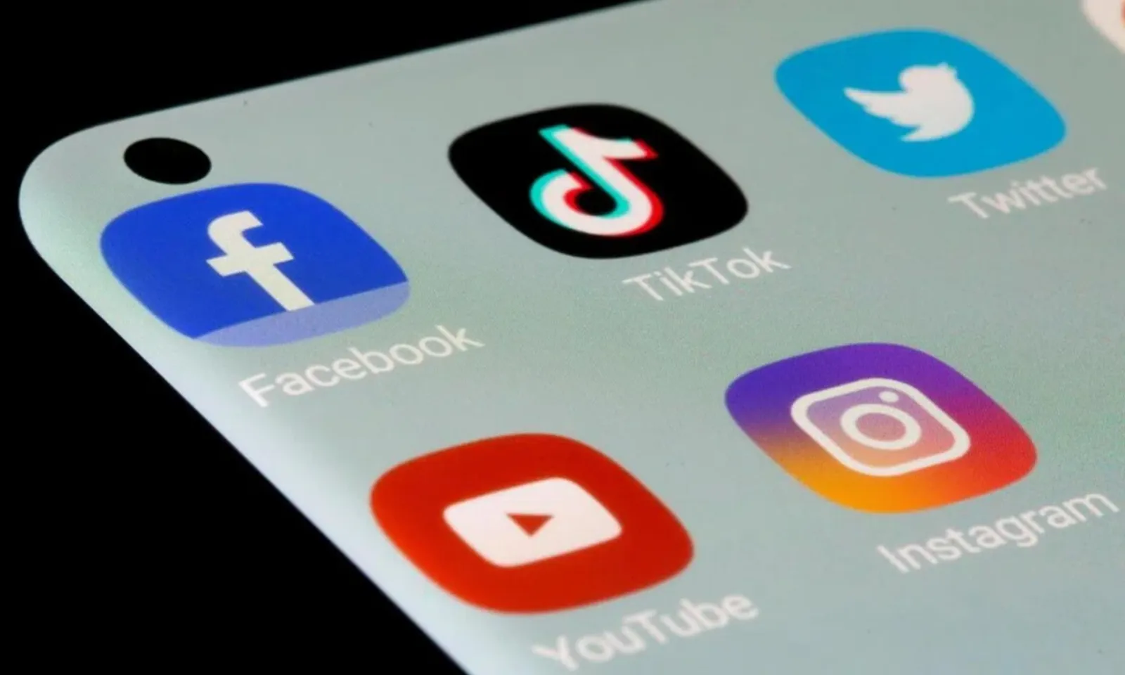 Malaysia cấm thanh thiếu niên dưới 16 tuổi sử dụng mạng xã hội từ năm 2026