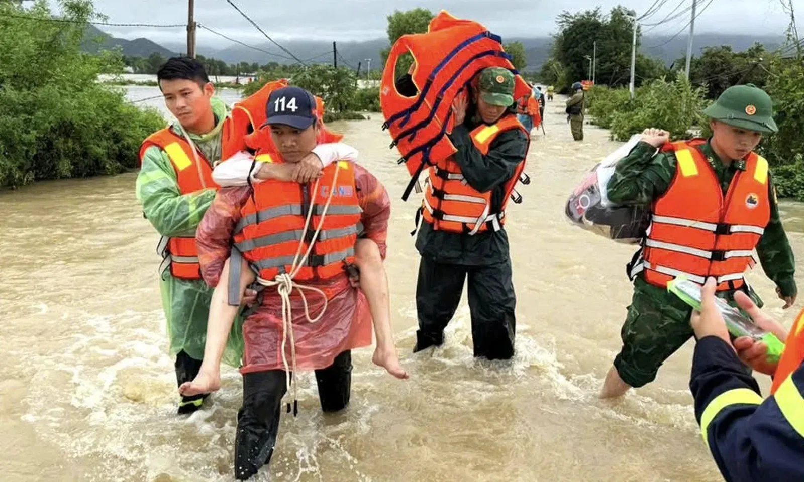 Mưa lũ tại miền Trung: Hơn 100 người chết và mất tích thiệt hại hơn 9.000 tỷ đồng