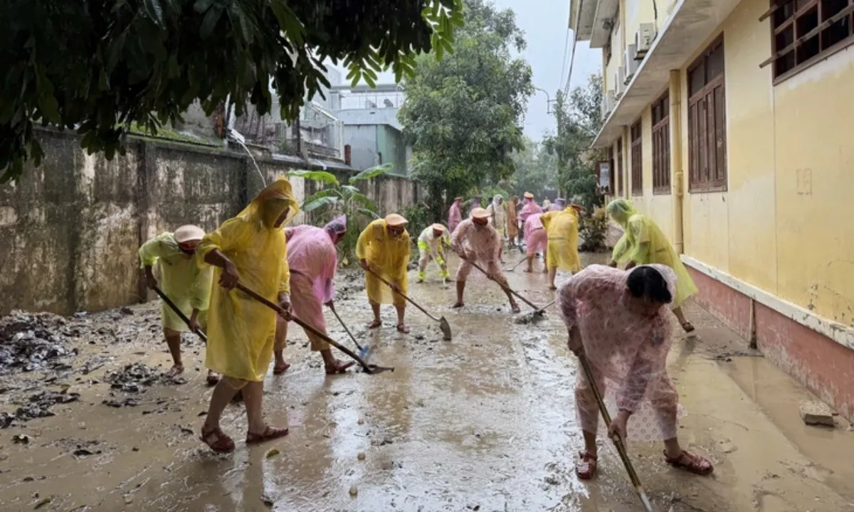 Công an TPHCM chi viện khẩn cấp hỗ trợ người dân vùng lũ miền Trung