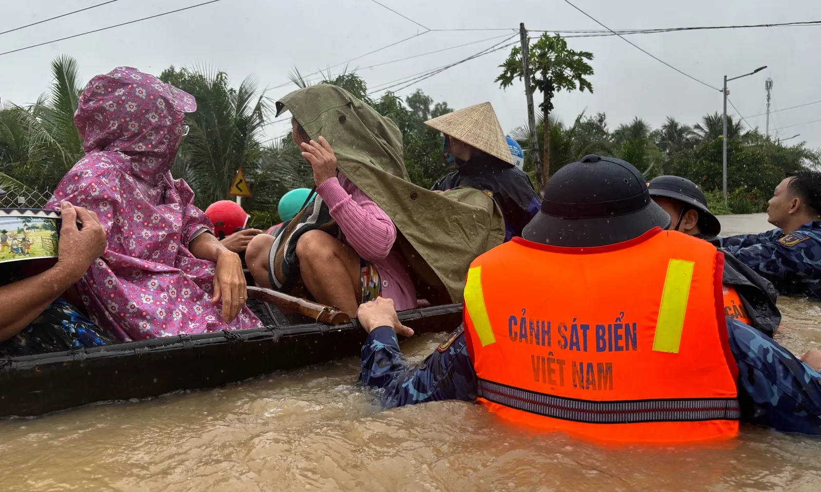 Thủ tướng: Khẩn trương hoàn thiện dự thảo các giải pháp khắc phục hậu quả thiên tai