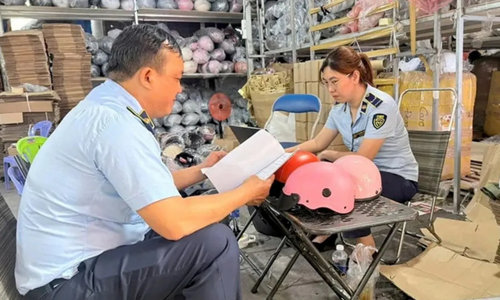 Phát hiện kho chứa hơn 5.000 mũ bảo hiểm giả tại TPHCM