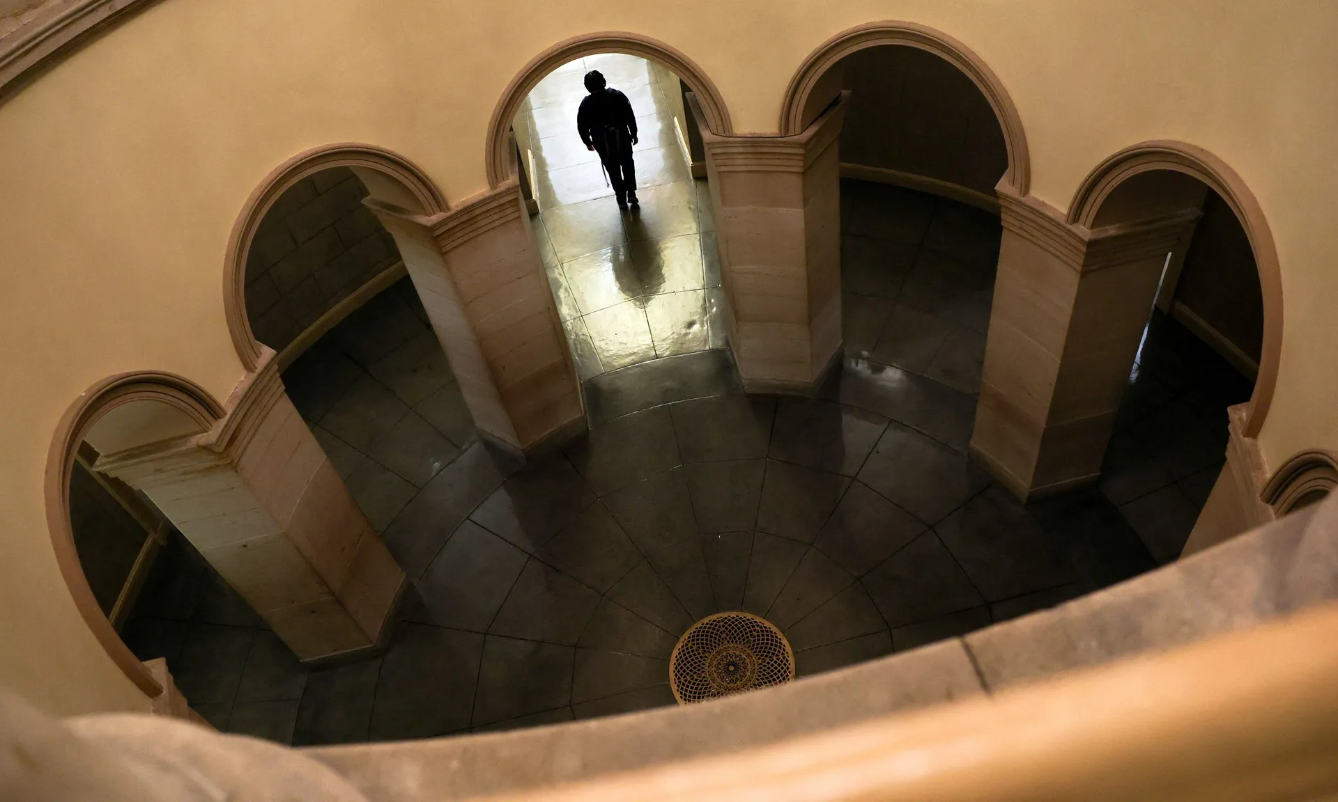 cat-giam-nhan-su-251125