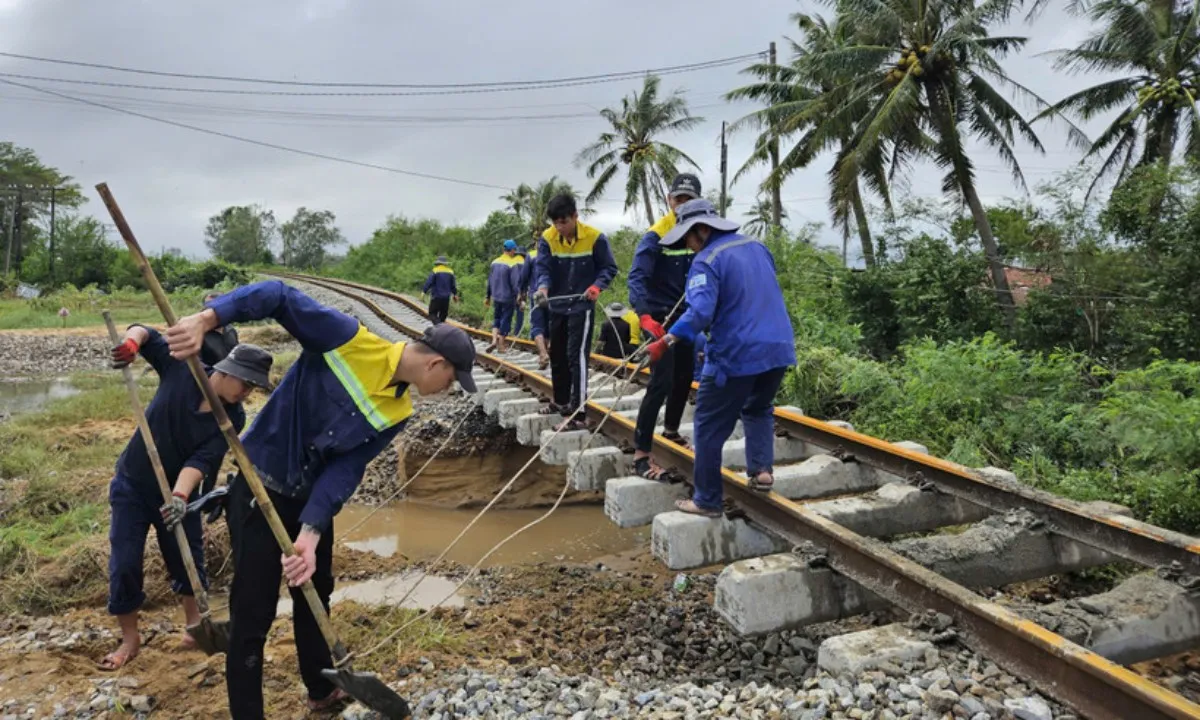 Khẩn trương khôi phục đường huyết mạch sau lũ lịch sử