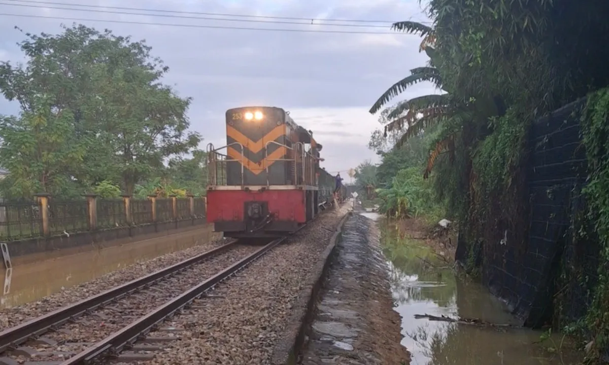 Đường sắt Bắc - Nam thông tuyến trở lại sau nhiều ngày tê liệt vì mưa lũ