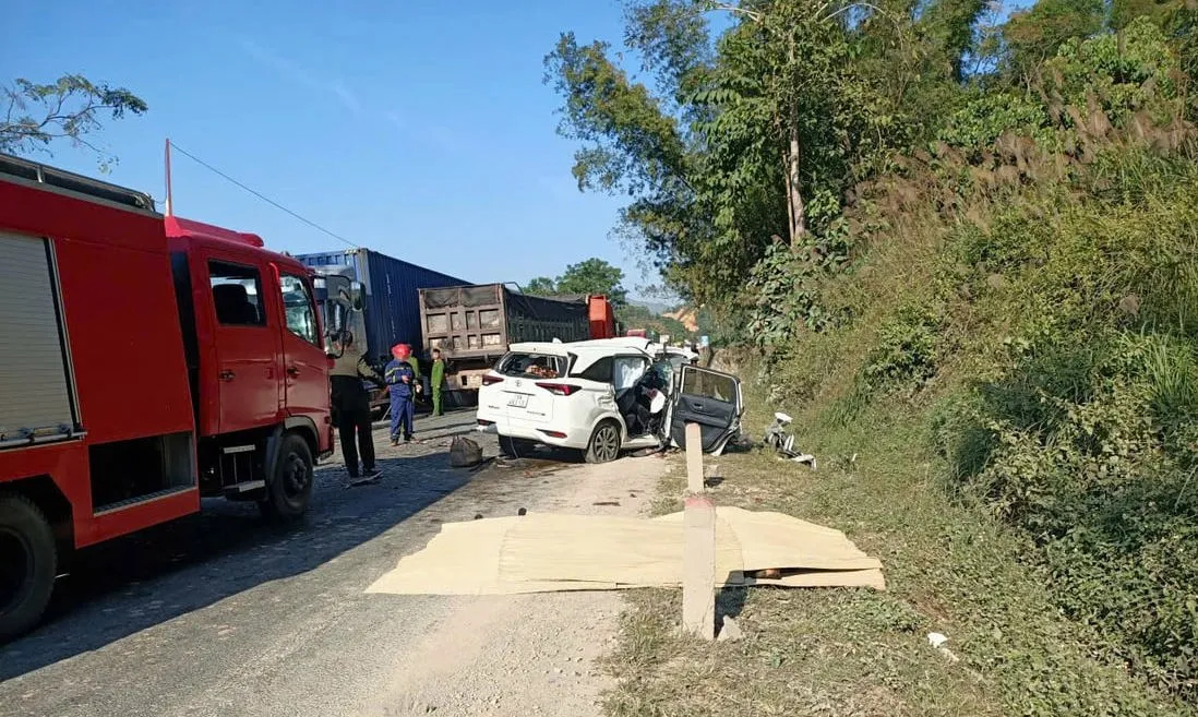 Ô tô va chạm xe đầu kéo trên Quốc lộ 1 , 4 người tử vong tại chỗ