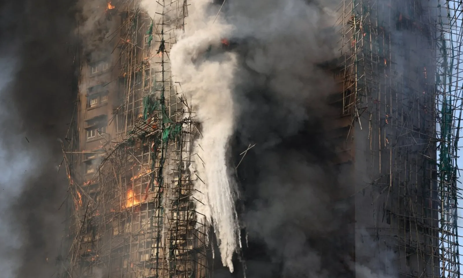 Lửa thiêu rụi nhiều tòa nhà chung cư cao tầng ở Hồng Kông