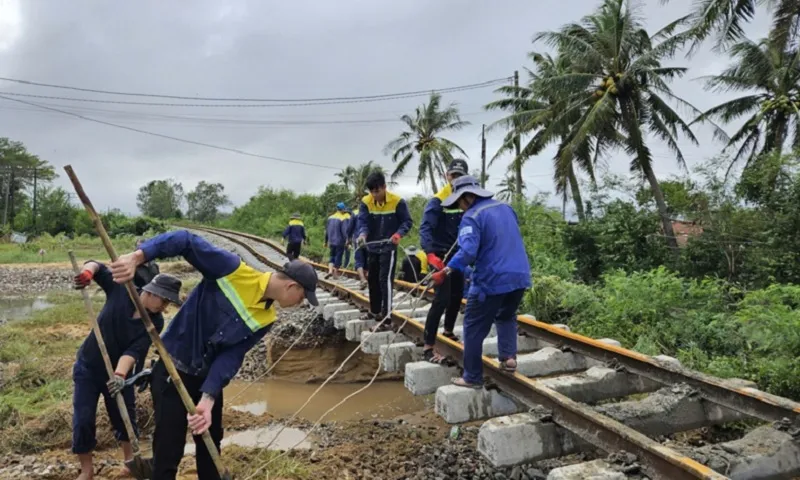 thông đường sắt sau bão lũ