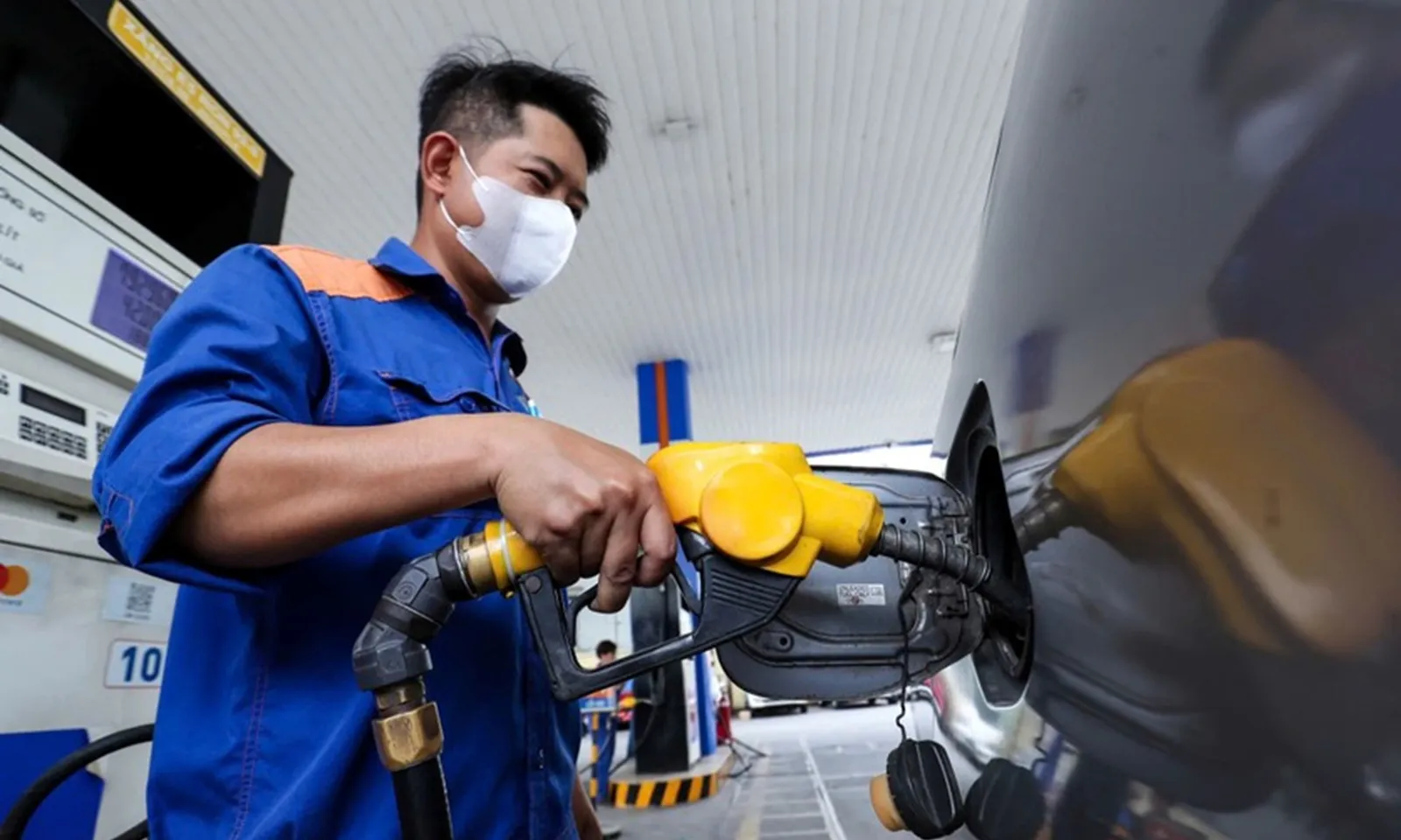 Giá xăng dầu đồng loạt giảm 