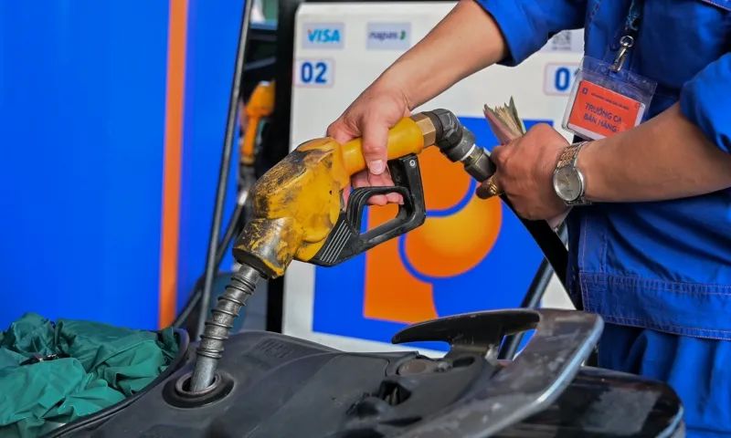 Giá xăng dự báo giảm mạnh 