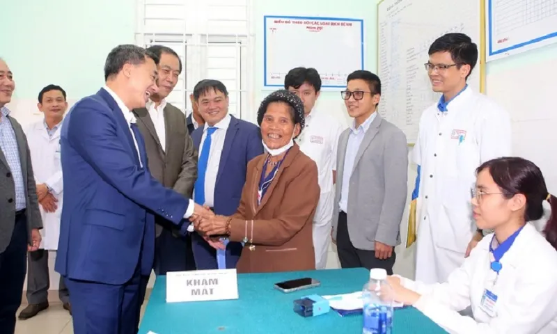 Khám bệnh, cấp thuốc miễn phí cho người dân vùng lũ ở Huế 