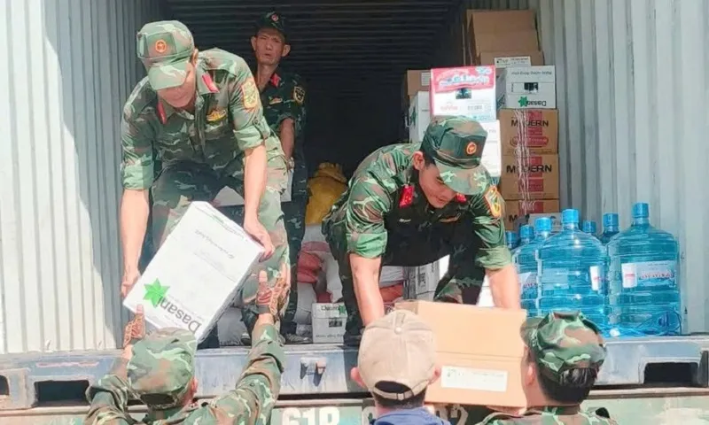 Lực lượng vũ trang Quân khu 5 hỗ trợ tiếp nhận hàng hóa từ TPHCM gửi nhân dân vùng lũ tỉnh Khánh Hòa - Ảnh V