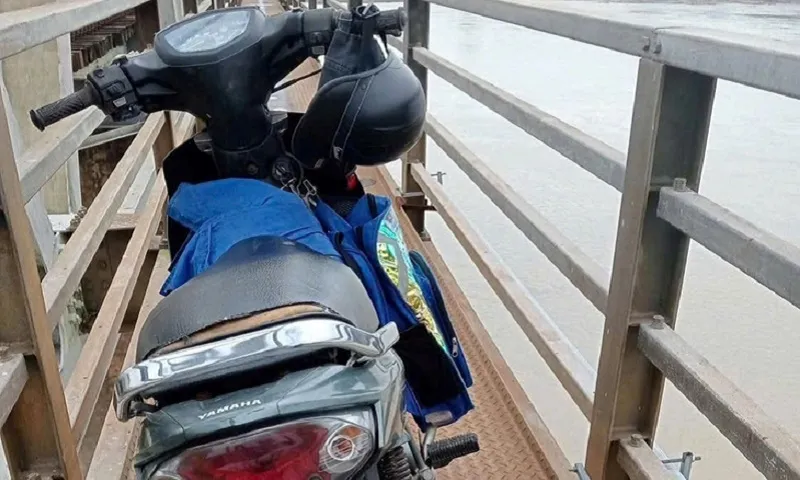 Bắt khẩn cấp người cha ôm con nhỏ nhảy xuống sông Trà Khúc tự tử