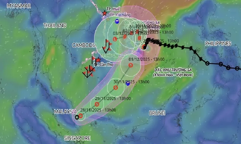 Áp thấp nhiệt đới tiến vào Nam Biển Đông, bão số 15 đổi hướng liên tục