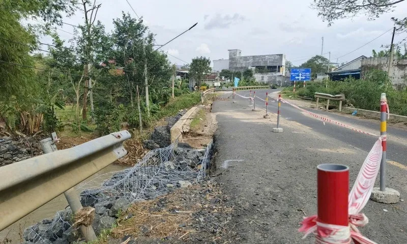 Miền Trung - Tây Nguyên còn 15 điểm tắc đường do sạt lở, thiệt hại mưa lũ hơn 14.300 tỷ đồng