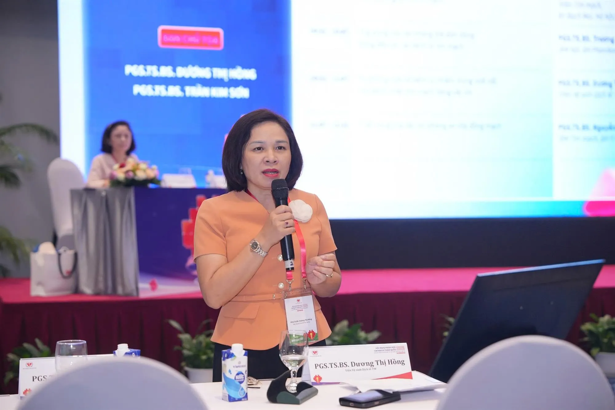 PGS.TS.BS Dương Thị Hồng – Phó Viện trưởng Viện Vệ sinh Dịch tễ Trung ương tại Hội nghị Khoa học Tim mạch Toàn quốc 2025