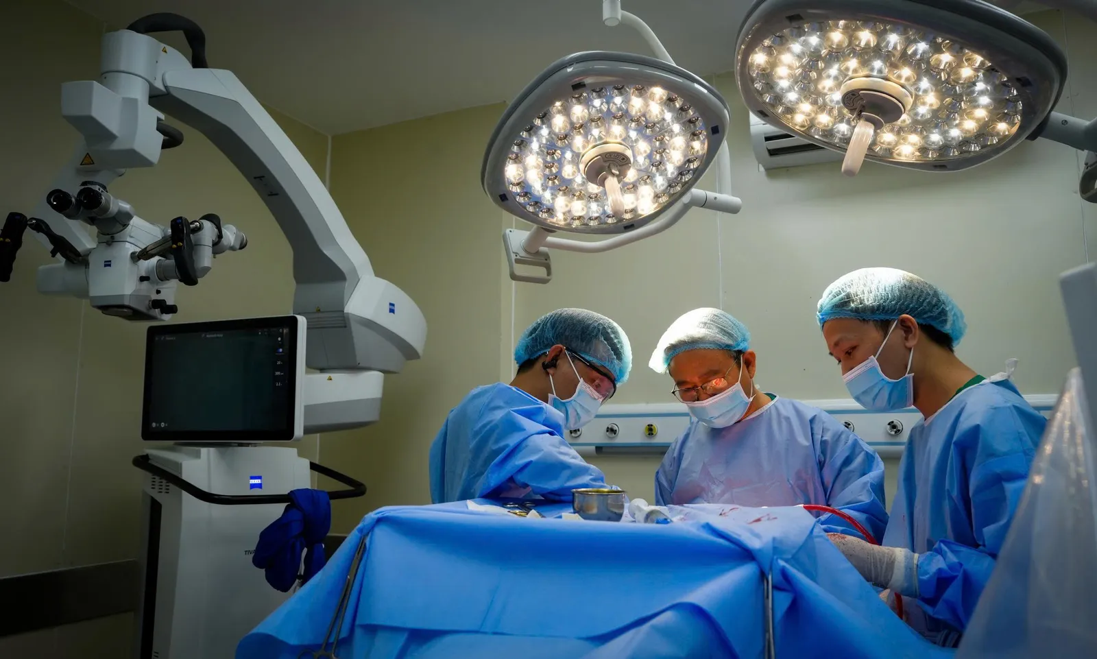 Cứu bệnh nhân có 2 khối u rất lớn ở cả hai bên bán cầu não