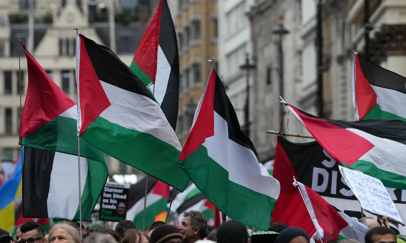 Hàng chục ngàn người tuần hành khắp châu Âu ủng hộ Palestine