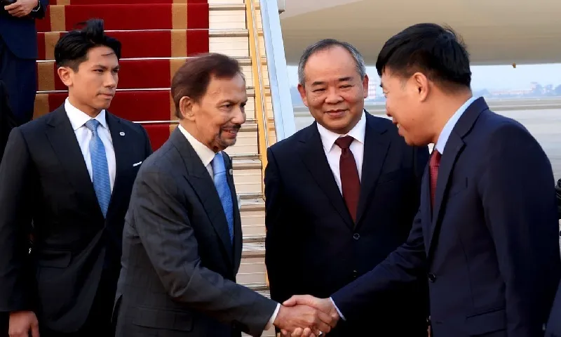 Quốc vương Brunei đến Hà Nội, bắt đầu thăm cấp Nhà nước tới Việt Nam