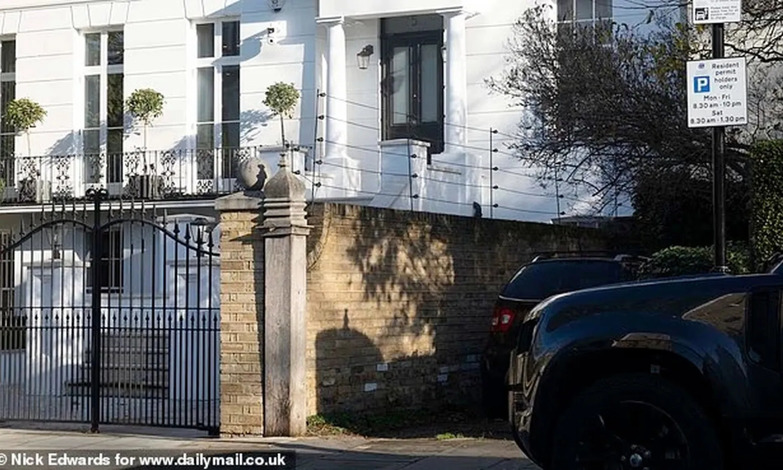 Triệu phú lắp rào điện quanh biệt thự vì vợ sợ cáo, hàng xóm ví như “trại tù”