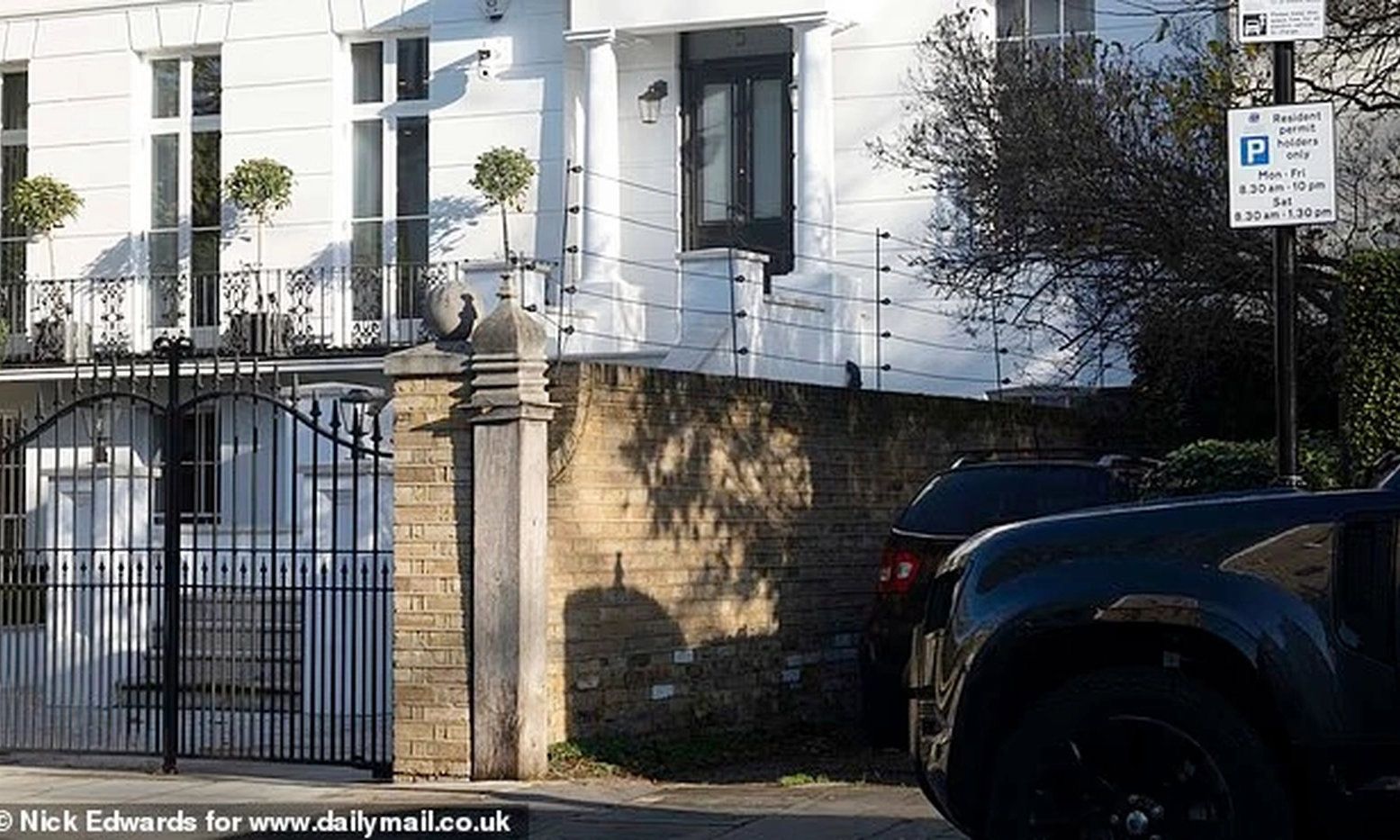 Triệu phú lắp rào điện quanh biệt thự vì vợ sợ cáo, hàng xóm ví như “trại tù”