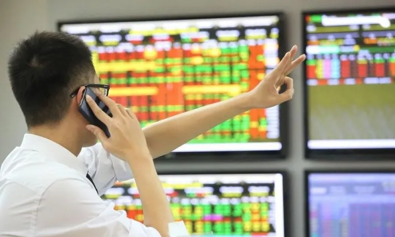 VN-Index vượt 1.700 điểm