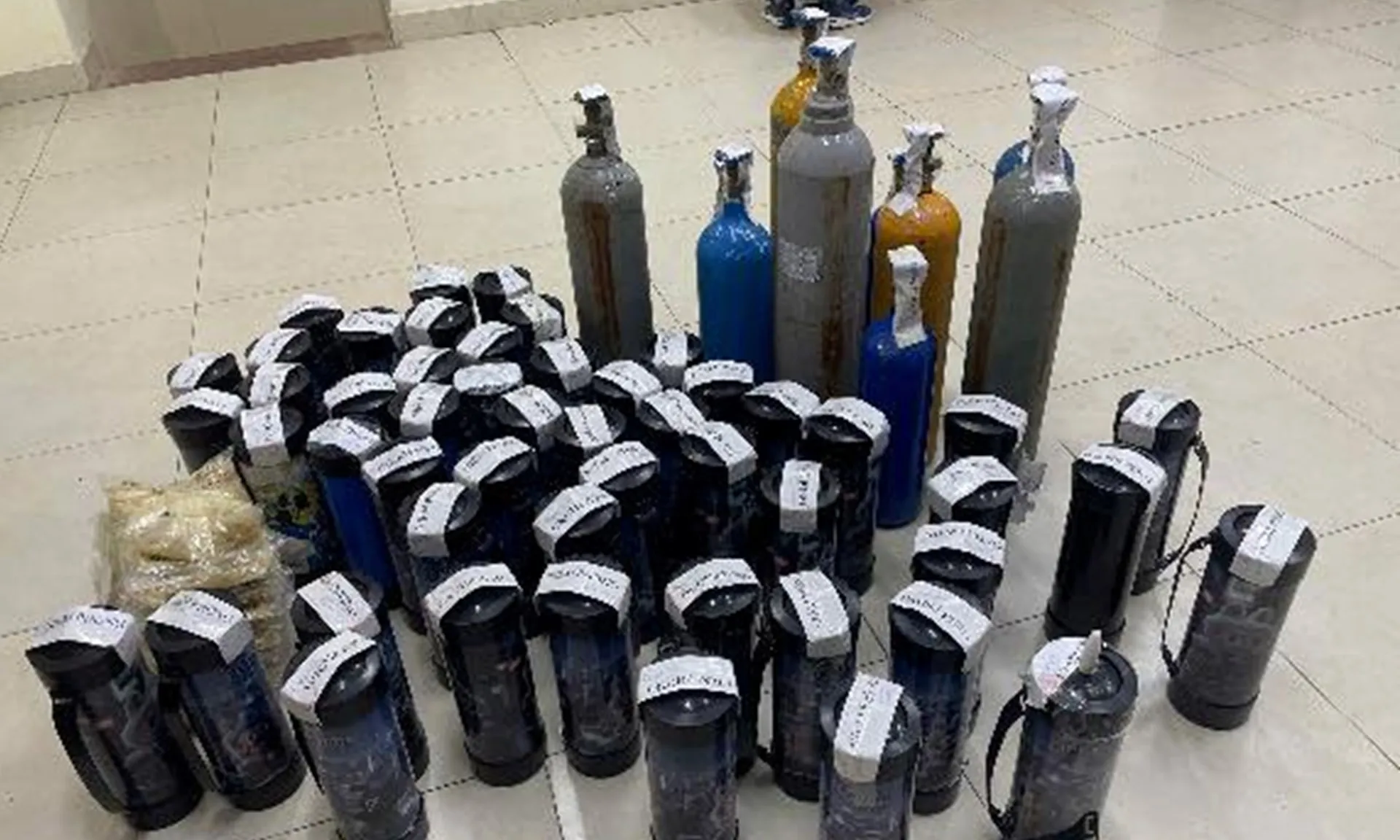 Công an đột kích quán karaoke quy mô lớn ở Hà Nội, bắt 18 người