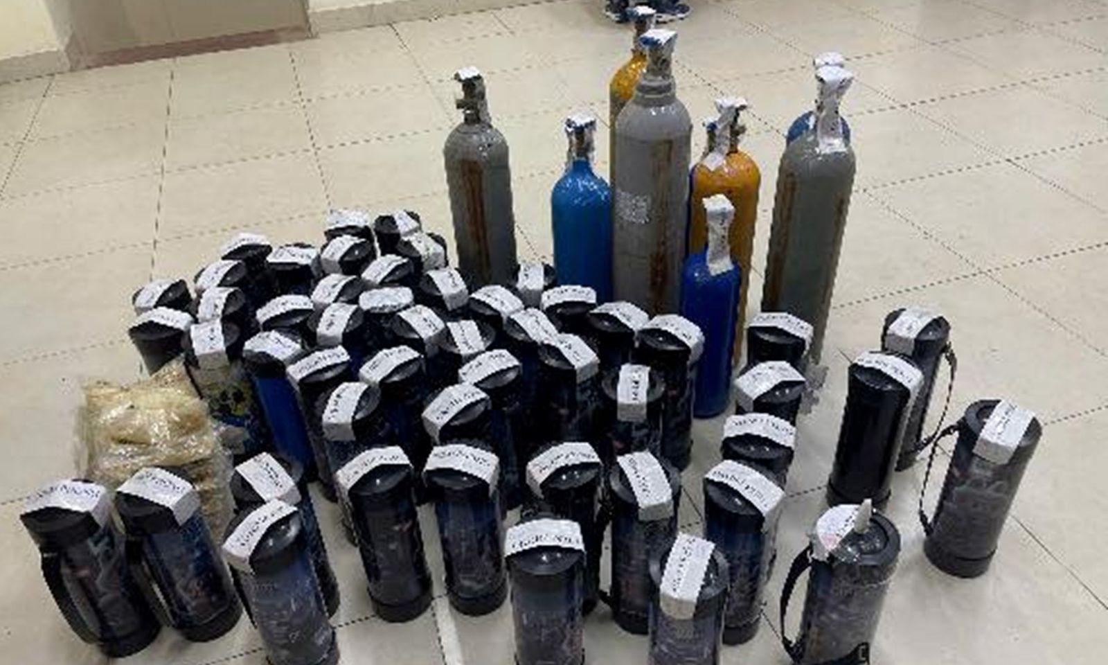 Công an đột kích quán karaoke quy mô lớn ở Hà Nội, bắt 18 người