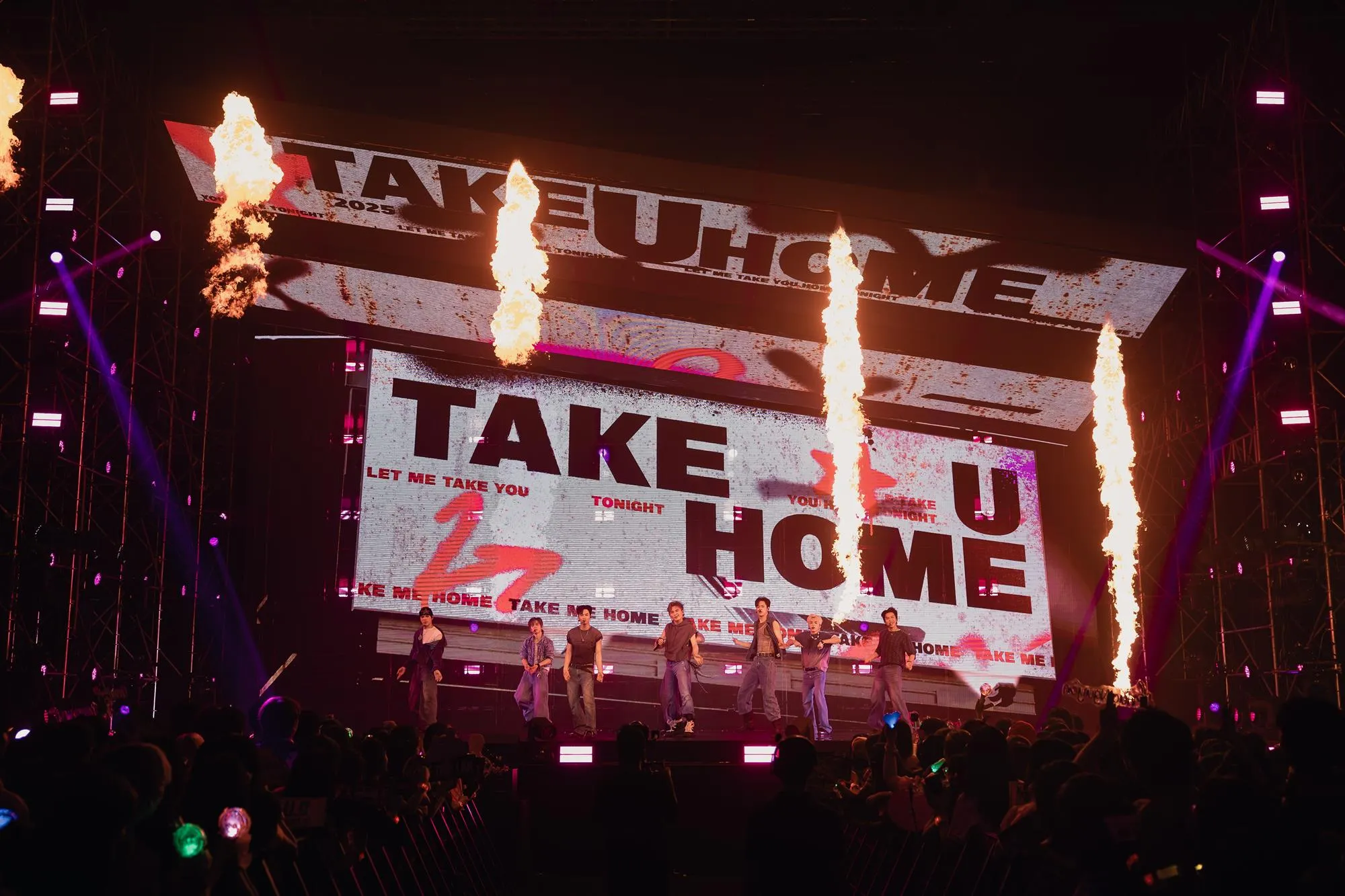 Khán đài bùng nổ với màu sắc âm nhạc độc đáo của tiết mục _Take u home tonight_