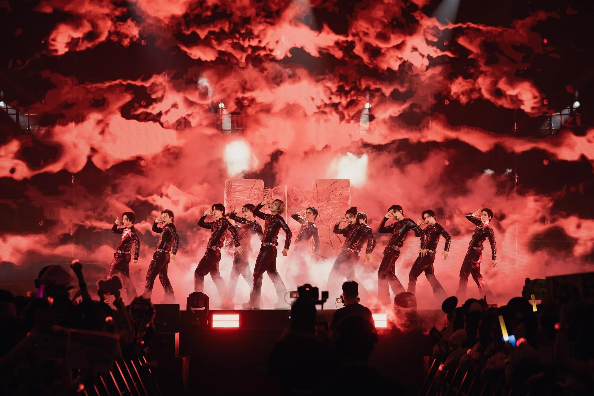 Màn trình diễn đồng đều và chuyên nghiệp của BUS đã khẳng định đẳng cấp của 1 nhóm nhạc hàng đầu Thái Lan