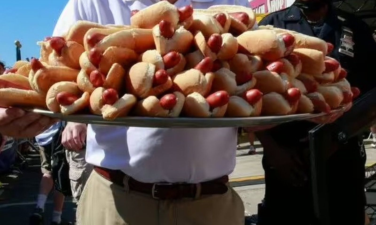 Thảm kịch từ thử thách ăn bánh rán 80 giây