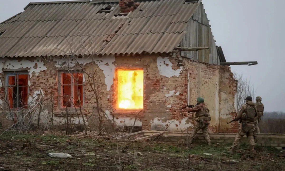 Nga tuyên bố “kiểm soát hoàn toàn” Pokrovsk, Ukraine phản pháo