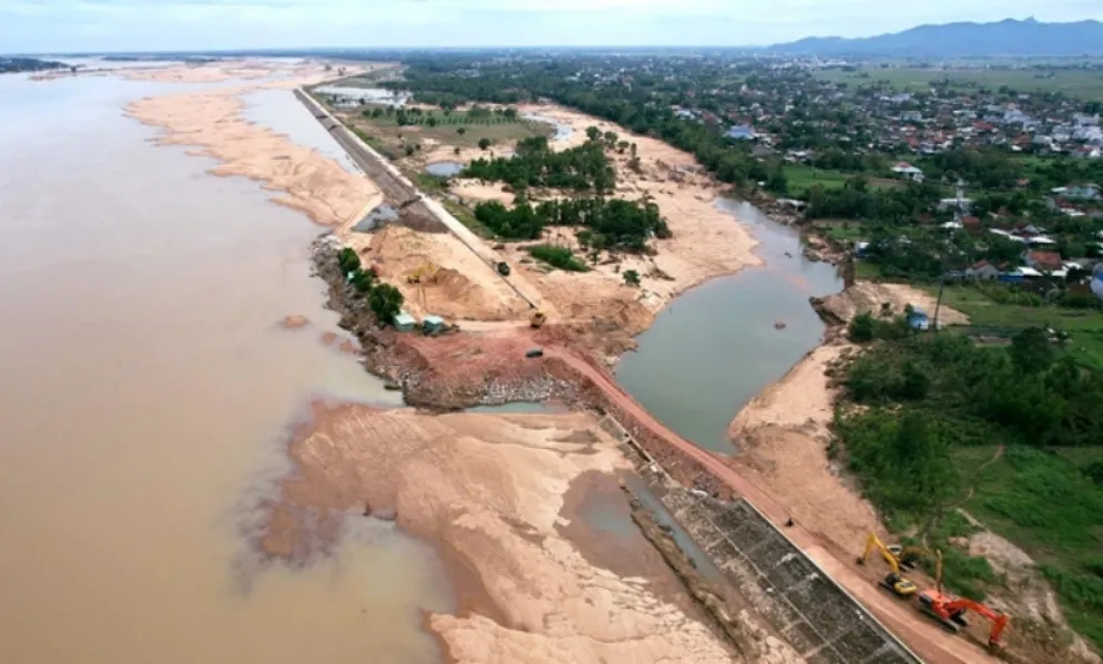 Lũ khoét thủng bờ sông Ba