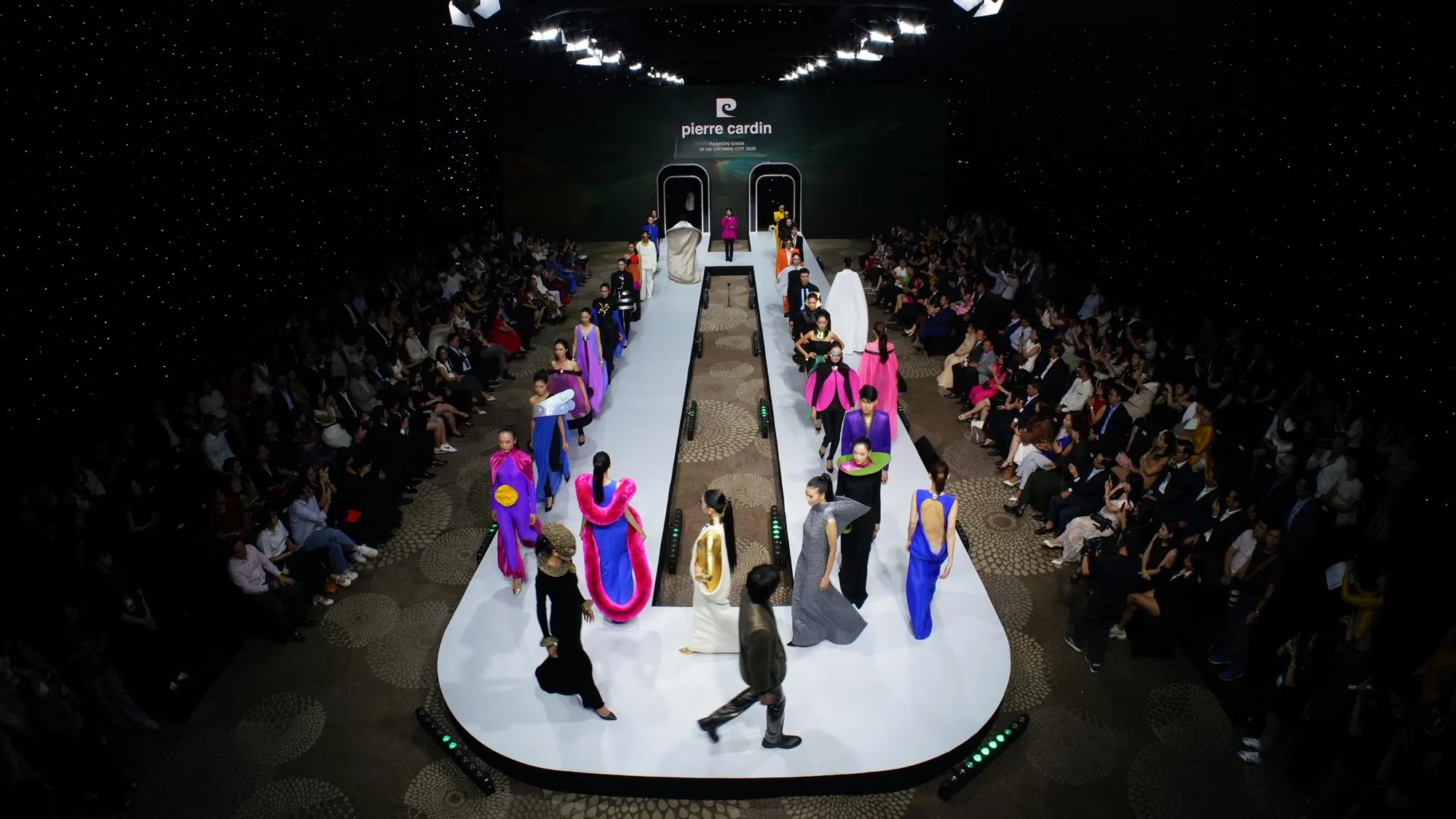 Không gian sàn diễn