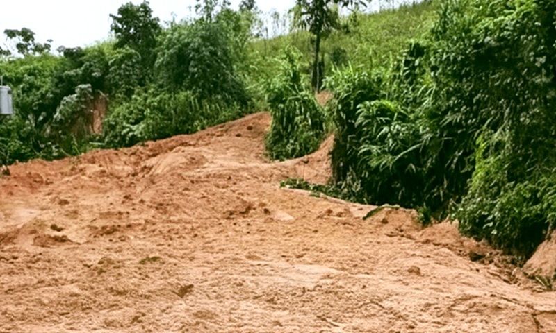 Mưa lớn gây sạt lở, chia cắt thôn ở Nam Trà My, hư hỏng nhiều tuyến đường miền núi