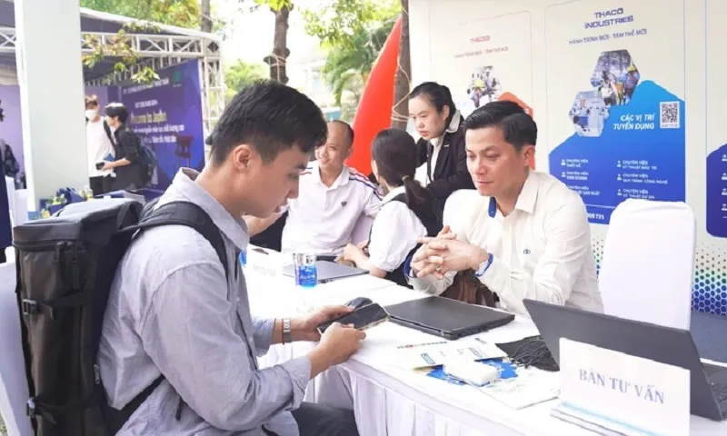 TPHCM: Nhu cầu việc làm tăng cao, nhiều việc làm lương từ 15 triệu đồng/tháng