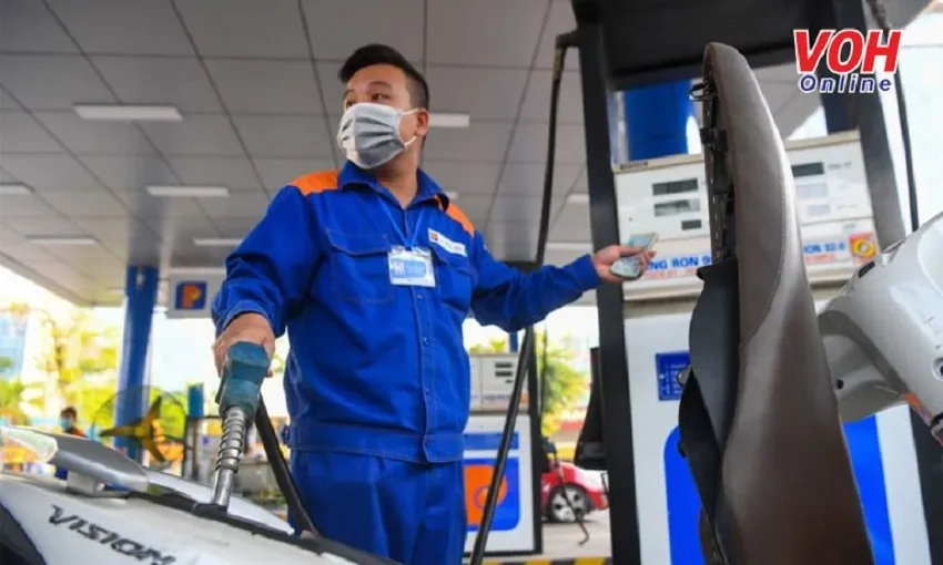 Giá xăng RON 95 lên gần 20.500 đồng/lít