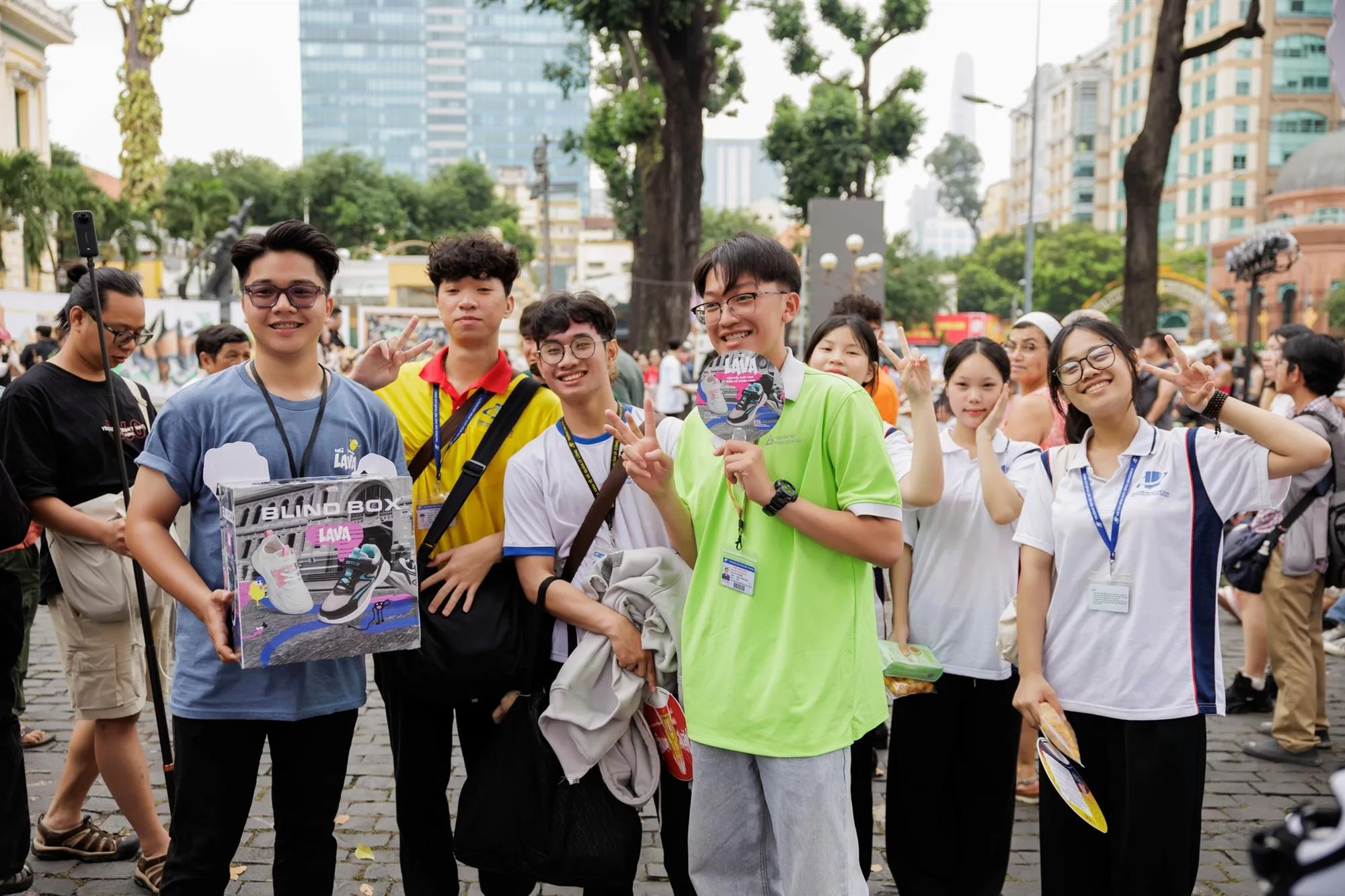 Hình ảnh giới trẻ vui vẻ trải nghiệm các gian hàng 