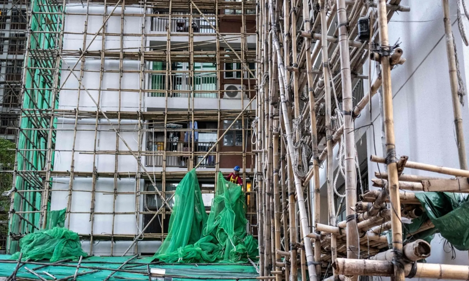 Hồng Kông tháo dỡ lưới tại các công trường xây dựng sau vụ hỏa hoạn chết người