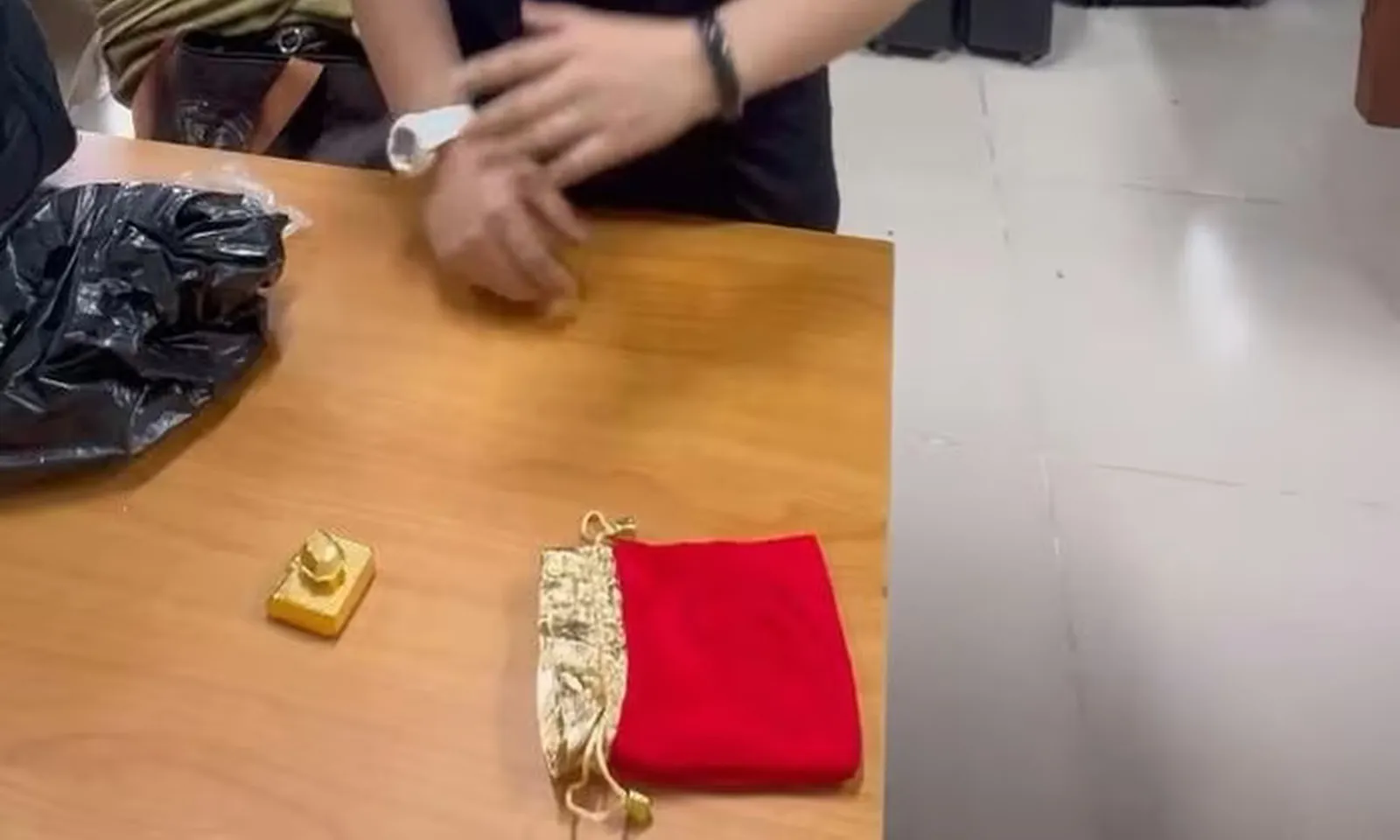 Bắt giữ người phụ nữ đưa gần 13 lượng vàng từ Lào về Việt Nam để bán kiếm lời
