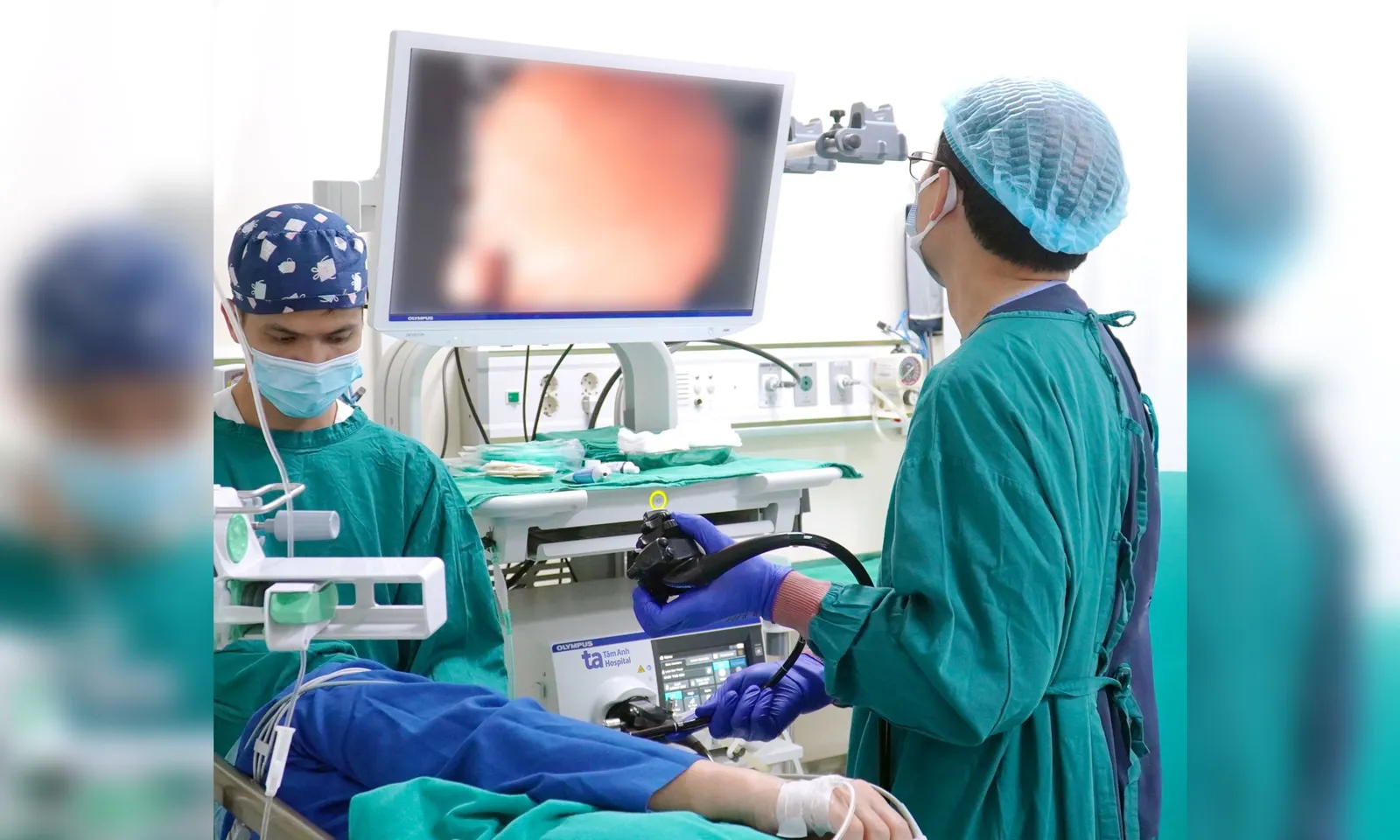 Loét nặng từ miệng đến dạ dày sau khi uống rượu ngâm trái cây