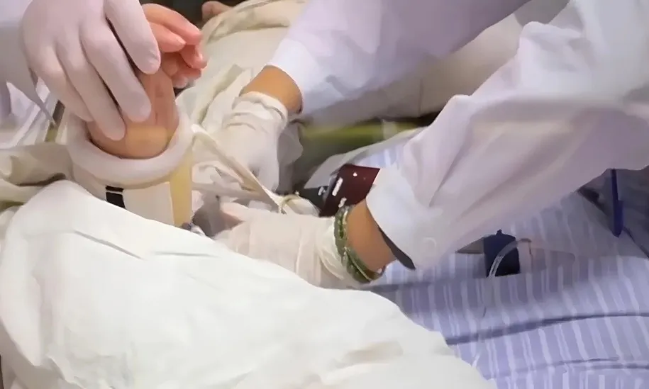 Thiếu người giám hộ, nữ nhân viên suýt mất mạng dù có cả triệu tệ tiết kiệm