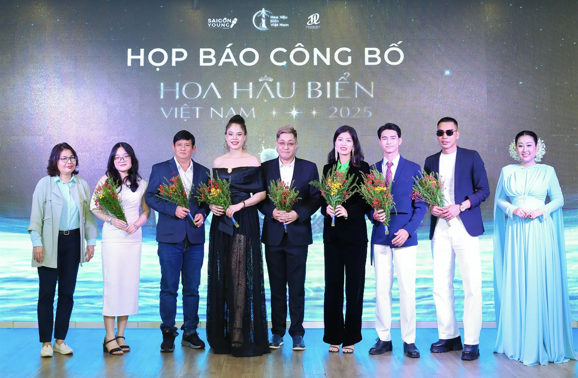 BTC chụp ảnh cùng đại diện các đơn vị tài trợ