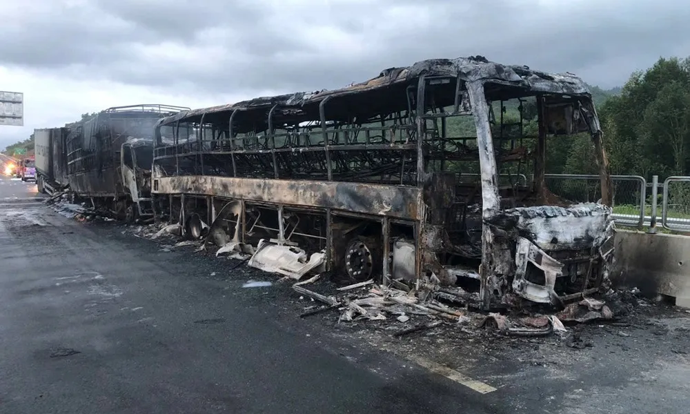 Ba xe cháy rụi sau va chạm liên hoàn trên cao tốc Vân Phong – Nha Trang