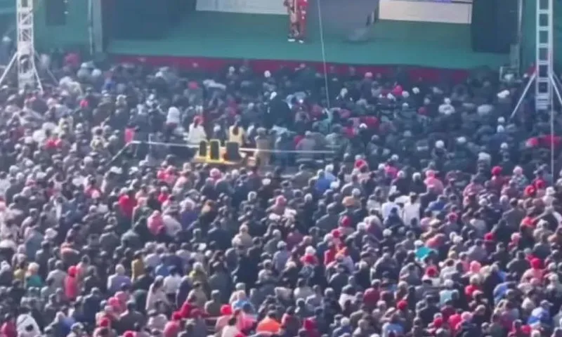 Con trai thuê đoàn kinh kịch biểu diễn 3 ngày tưởng niệm mẹ, thu hút hàng vạn người đến xem