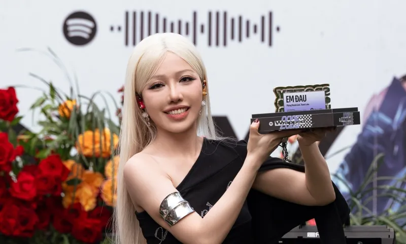 Phùng Khánh Linh thắng Top Song