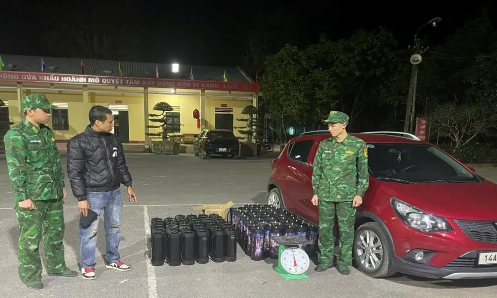 Tạm giữ tài xế chở khí nghi cười không rõ nguồn gốc 