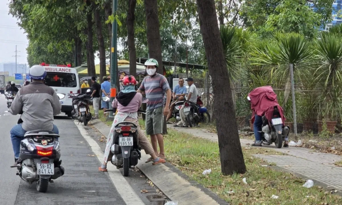 TPHCM: Phát hiện người đàn ông gục đầu chết trên xe máy