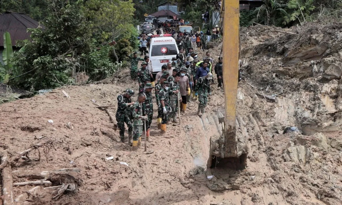 Thảm họa kép Indonesia - Sri Lanka: Gần 1.600 người chết, 3 triệu người oằn mình vì bão lũ