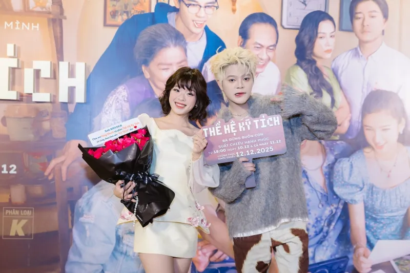 ANH TRAI RHYDER (PHẢI) CHÚC MỪNG HỒNG KHANH