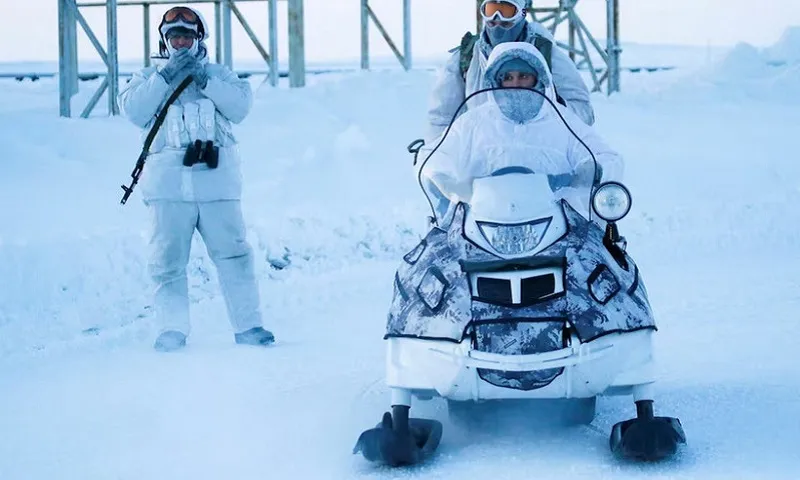 Binh sỹ Nga canh gác một khu vực tại căn cứ quân sự Nagurskoye ở Alexandra Land, Bắc Cực năm 2017 - Ảnh Reuters